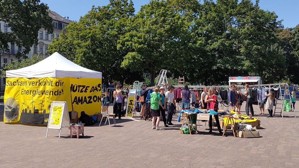 Kleidertausch auf dem Scheunevorplatz in Dresden